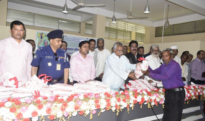State Minister Shafiq Chowdhury distributed Eid gifts