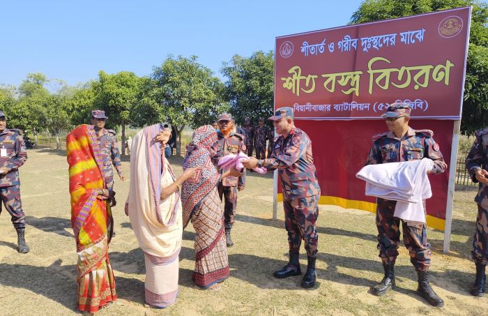 জুড়ীতে শীতার্ত মানুষের মাঝে শীতবস্ত্র বিতরণ ৫২ বিজিবির