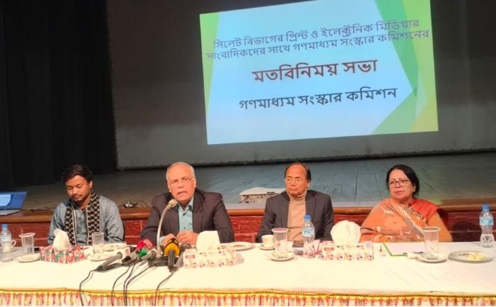 গণমাধ্যমকর্মীদের জন্য ন্যূনতম বেতনের নিশ্চয়তা থাকা দরকার : কামাল আহমেদ