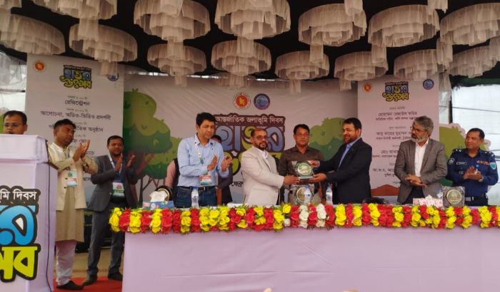হাওর উৎসবে অংশ নিলেন সমাজকর্মী পরিবেশ কর্মী সরকারি কর্মচারী ও ছাত্র