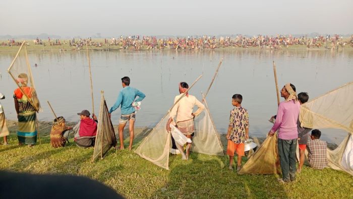 শাল্লায় জলমহালে মাছ ধরাকে কেন্দ্র করে পুলিশ-জনতা ধাওয়া-পাল্টা ধাওয়া