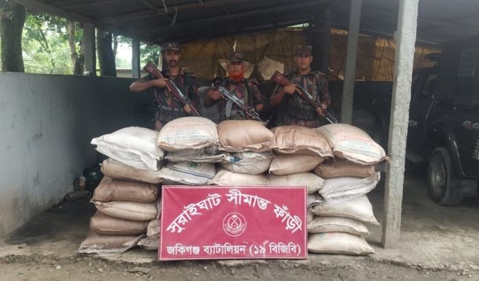 বিজিবি আটক করেছে অর্ধকোটি টাকার ভারতীয় মদ ও মহিষ সহ চোরাচালানী মালামাল