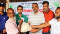 ঈদুল আযহা উপলক্ষে মৌলভীবাজার পৌরসভার ভিজিএফের চাল বিতরণ শুরু