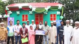 হবিগঞ্জে অসহায় রেনু বেগমকে ঘর উপহার দিলো হামিদা সিরাজ ফাউন্ডেশন