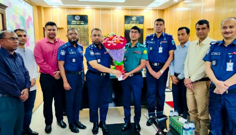 অতিরিক্ত আইজিপি হিসেবে পদোন্নতি লাভে ফুলেল শুভেচ্ছায় সিক্ত হলেন এসএমপি কমিশনার