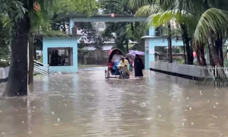 মধ্যরাতে বৃষ্টি কমলেও বেড়েছে পাহাড়ি ঢলের চাপ || পরিস্থিতির অবনতির আশংকা