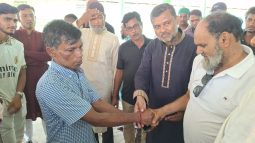 দিরাইয়ে অগ্নিকাণ্ডে ক্ষতিগ্রস্তদেরকে অ্যাডভোকেট শিশির মনিরের আর্থিক সহায়তা
