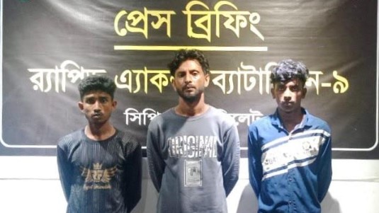 শেরপুর টোল প্লাজা এলাকায় ৩০ কেজি গাঁজা সহ ৩ জনকে গ্রেফতার করেছে র‌্যাব