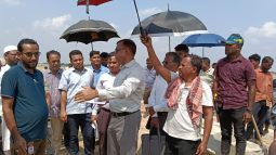 শাল্লায় বেড়িবাঁধ নির্মাণ কাজের গতি বৃদ্ধি করতে নির্দেশ দিলেন অতিরিক্ত সচিব