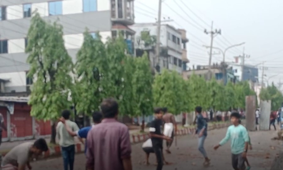 হবিগঞ্জে ইজিবাইকে যাত্রী উঠানো নিয়ে দুই এলাকাবাসীর সংঘর্ষে পুলিশ সহ আহত ৩০