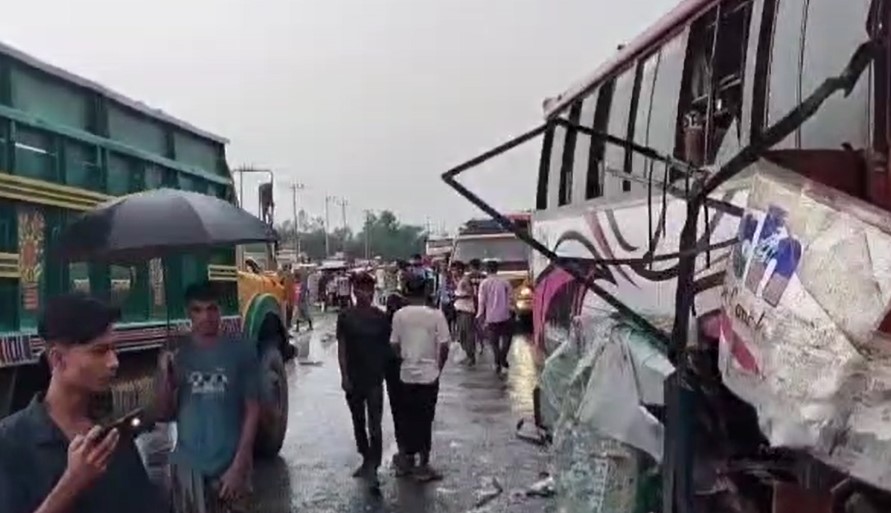 বাহুবলে দুই বাসের মুখোমুখি সংঘর্ষ || চালক সহ ২ জন নিহত আহত ১০ জন