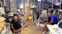 মৌলভীবাজারে ঈদকে সামনে রেখে কামারপাড়ায় ব্যস্ততা বাড়লেও বেচাবিক্রি কম