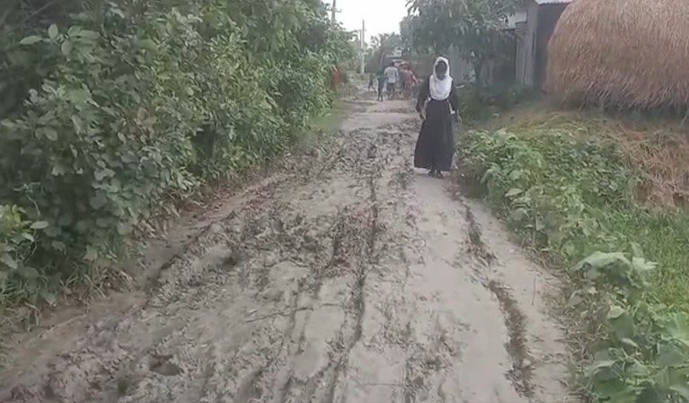 মাধবপুরে পুরাইকলা গ্রামবাসী রাস্তার বেহাল দশায় চিকিৎসাও নিতে পারছেন না