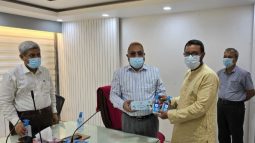 সিলেট কৃষি বিশ্ববিদ্যালয়ে করোনা ভাইরাস প্রতিরোধে স্বাস্থ্য সুরক্ষা সামগ্রী বিতরণ