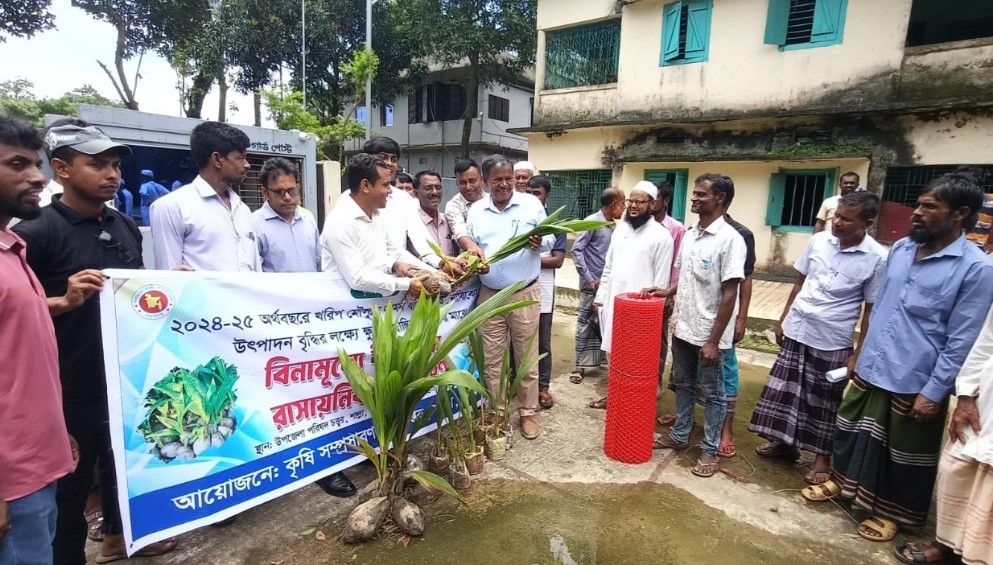 শাল্লায় বীজ সার ও ফলদ গাছের চারা বিতরণ করলো কৃষি সম্প্রসারণ অধিদপ্তর