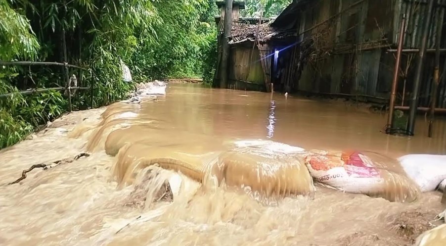 জকিগঞ্জে কুশিয়ারা নদীর বেড়িবাঁধ ভেঙ্গে প্লাবিত শতাধিক গ্রাম || তলিয়ে গেছে পৌর এলাকাও