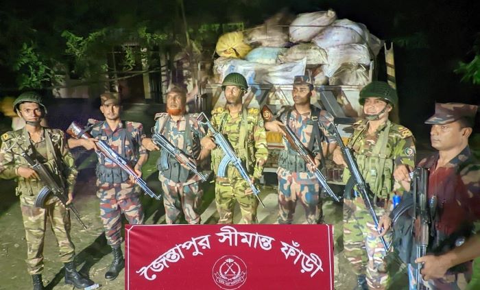 জৈন্তাপুরে ১৯ বিজিবি ও সেনাবাহিনীর অভিযানে প্রায় ৬৮ লাখ টাকার কফি জব্দ