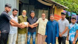 আহত নীরবকে ইতালির দিরাই সমাজকল্যাণ সমিতির পক্ষ থেকে নগদ অর্থ প্রদান