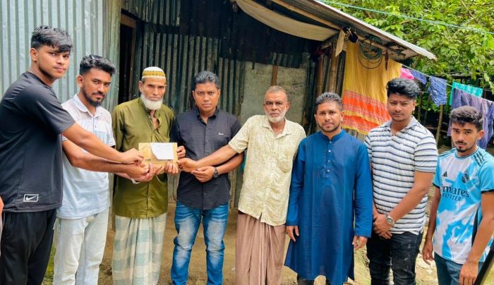 আহত নীরবকে ইতালির দিরাই সমাজকল্যাণ সমিতির পক্ষ থেকে নগদ অর্থ প্রদান