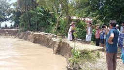 কালনী নদীর ভাঙনে শাল্লা গ্রামে এক রাতে নিশ্চিহ্ন হয়ে গেছে কয়েকটি বাড়ি