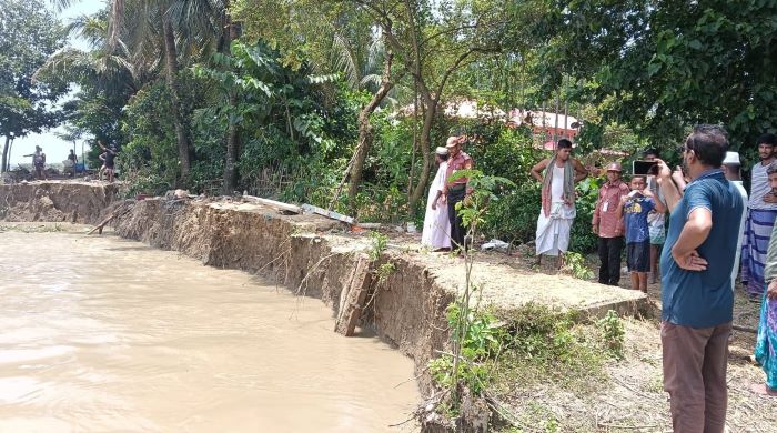 কালনী নদীর ভাঙনে শাল্লা গ্রামে এক রাতে নিশ্চিহ্ন হয়ে গেছে কয়েকটি বাড়ি