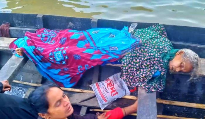 মধ্যনগরে যাত্রীবাহী ট্রলার ডুবিতে প্রাণ হারিয়েছেন এক নারী