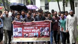 মৌলভীবাজারে শীর্ষ সন্ত্রাসীর জামিনে মুক্তির খবরে ছাত্রজনতার ‘ব্লকেড’ কর্মসূচি পালন