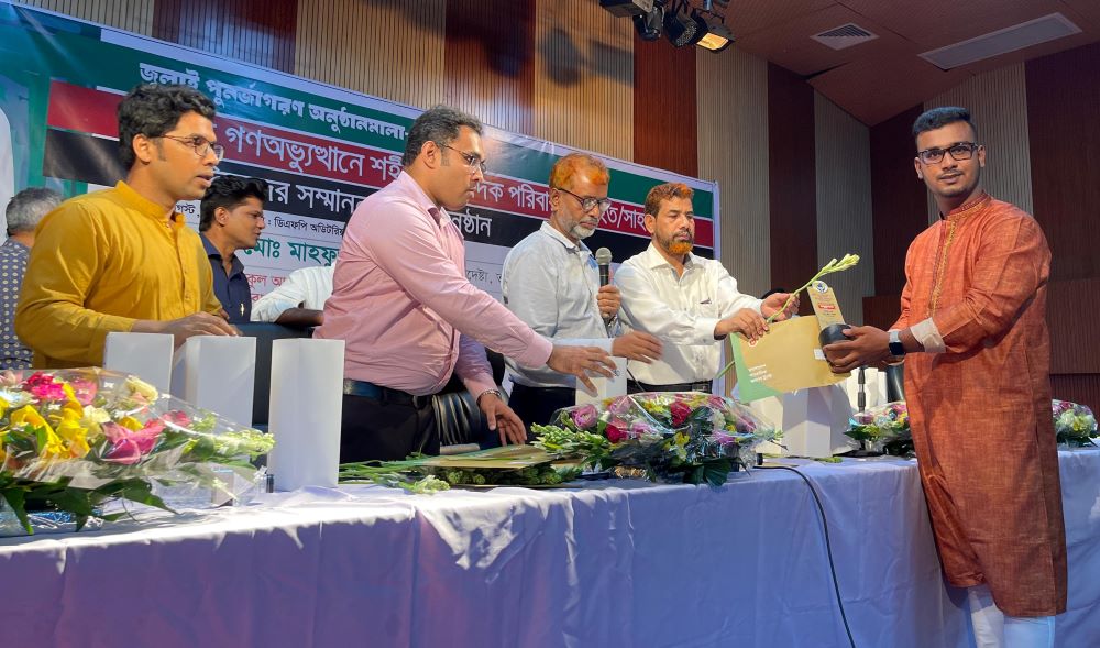 জুলাই সাহসী সাংবাদিকতায় সম্মাননা পেলেন সিলেটের মিঠু দাশ জয়