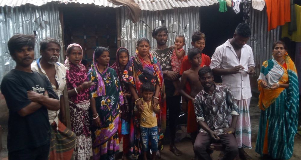 মধ্যনগরে পানি ও বিদ্যুৎ বিহীন অবস্থায় হরিজনদের বসবাস