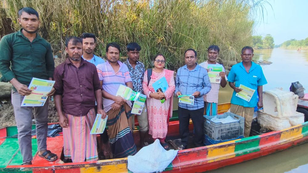 হাকালুকি হাওরে জেলেদের মাঝে গ্রাম আদালত সম্পর্কে প্রচারণা