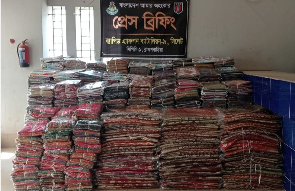 আখাউড়ায় ৭২ লাখ টাকার ভারতীয় শাড়ি ও থ্রি পিস আটক করেছে র‌্যাব