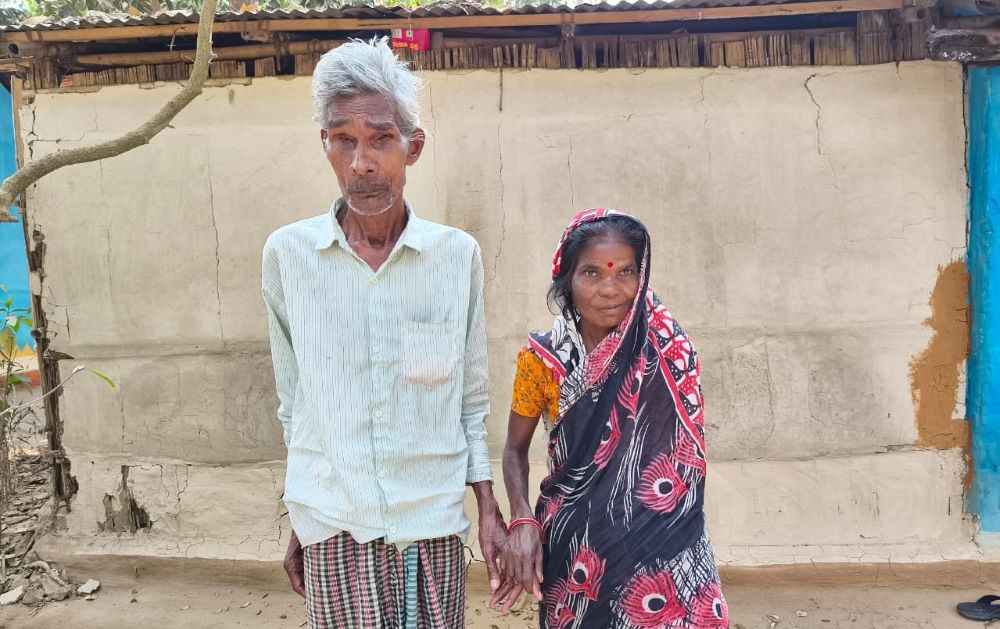 ভালোবাসার দায়ে ঘর হারানো ‘পাগলী’ ও ‘জন্মান্ধ’র সংসার জীবন