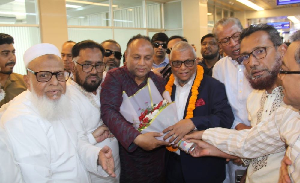 মন্ত্রী নয়-জনগণের সেবক হিসেবে কাজ করতে চান আরিফুল হক চৌধুরী