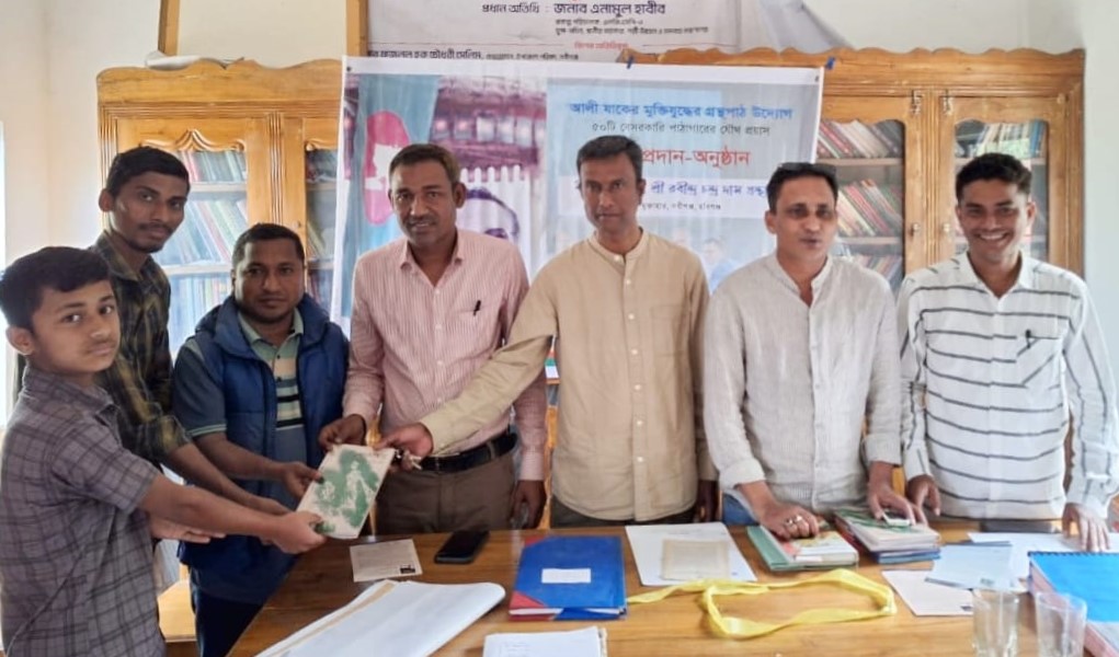 বীর মুক্তিযোদ্ধা শ্রী রবীন্দ্র চন্দ্র দাস গ্রন্থাগারে বই ও সনদপত্র বিতরণ