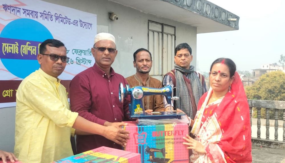 দিরাইয়ে নারীদের স্বাবলম্বী করে তুলতে সেলাই মেশিন বিতরণ