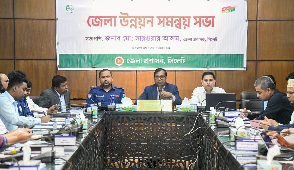 পর্যটকদের সুবিধার্থে ভাঙা রাস্তা দ্রুত মেরামতের নির্দেশ জেলা প্রশাসকের