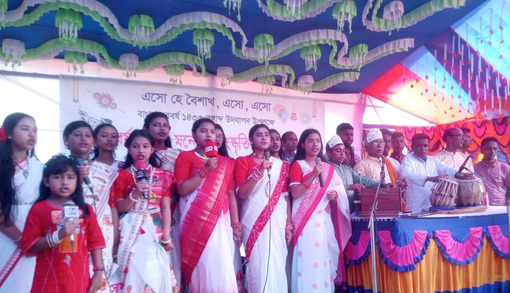 মধ্যনগরে বর্ণাঢ্য আয়োজনে বরণ করা হলো নতুন বছরকে