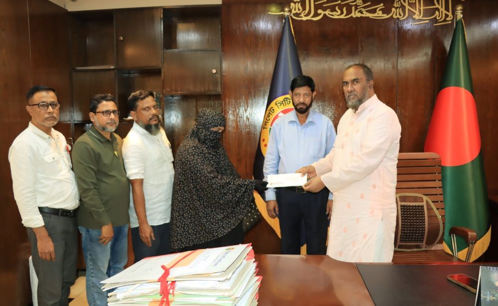 Families of Two SCC Employees Who Died While on Duty Receive Tk 1.6 Million