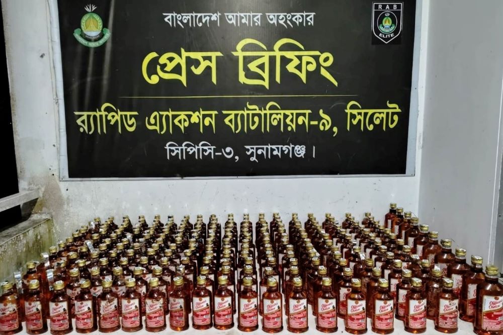 র‌্যাবের অভিযানে বিশ্বম্ভরপুরে ২২৬ বোতল বিদেশী মদ উদ্ধার