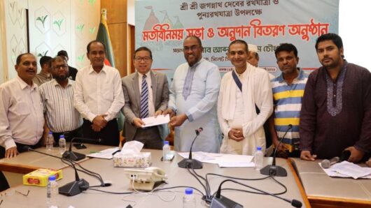 সিলেট হাজার বছরের সম্প্রীতির জনপদ : রথযাত্রার অনুদান বিতরণকালে সিসিক প্রশাসক