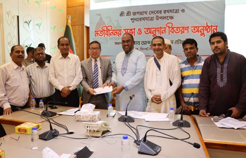 সিলেট হাজার বছরের সম্প্রীতির জনপদ : রথযাত্রার অনুদান বিতরণকালে সিসিক প্রশাসক