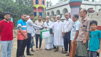 পরিবেশ সংরক্ষণে নীরব ভূমিকা রাখা নাসির উদ্দিনকে সৌজন্য উপহার প্রদান