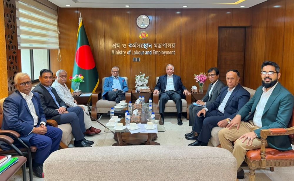 শ্রমমন্ত্রীর সাথে বাংলাদেশীয় চা সংসদ প্রতিনিধি দলের সৌজন্য সাক্ষাৎ