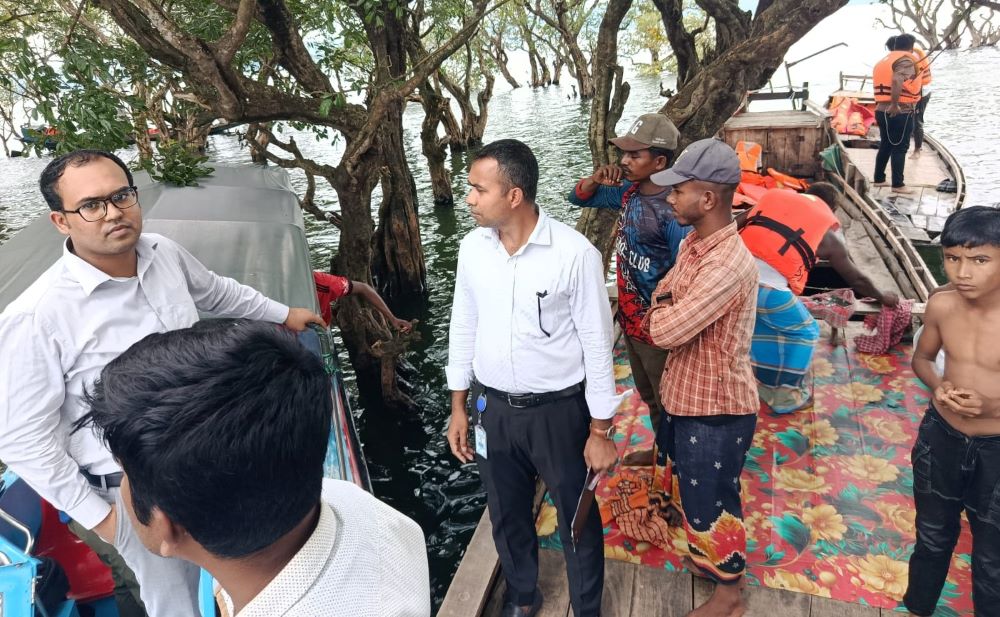টাঙ্গুয়ার হাওরে ভ্রাম্যমাণ আদালত জরিমানা করেছে ৮টি ইঞ্জিনচালিত নৌকার