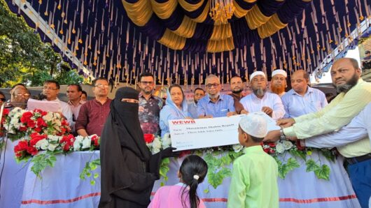কাতারে নিহত ৫ প্রবাসীর পরিবারকে অনুদানের চেক দিলেন প্রবাসী কল্যাণ মন্ত্রী