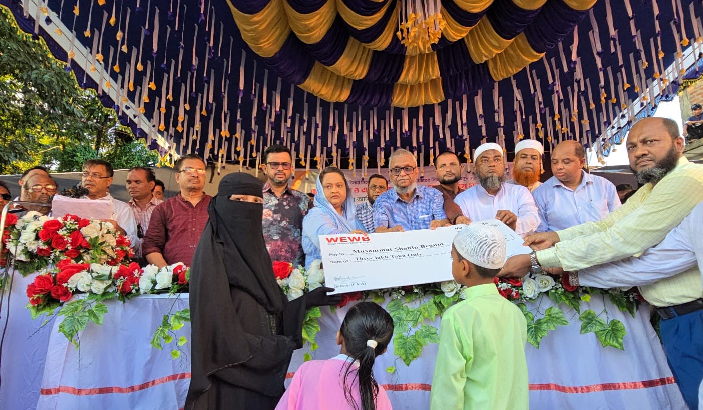 কাতারে নিহত ৫ প্রবাসীর পরিবারকে অনুদানের চেক দিলেন প্রবাসী কল্যাণ মন্ত্রী