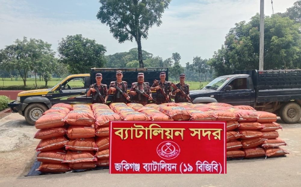 ১৯ বিজিবির বিশেষ অভিযানে প্রায় সোয়া কোটি টাকার ভারতীয় মদ অন্যান্য পণ্য ও গরু অটক