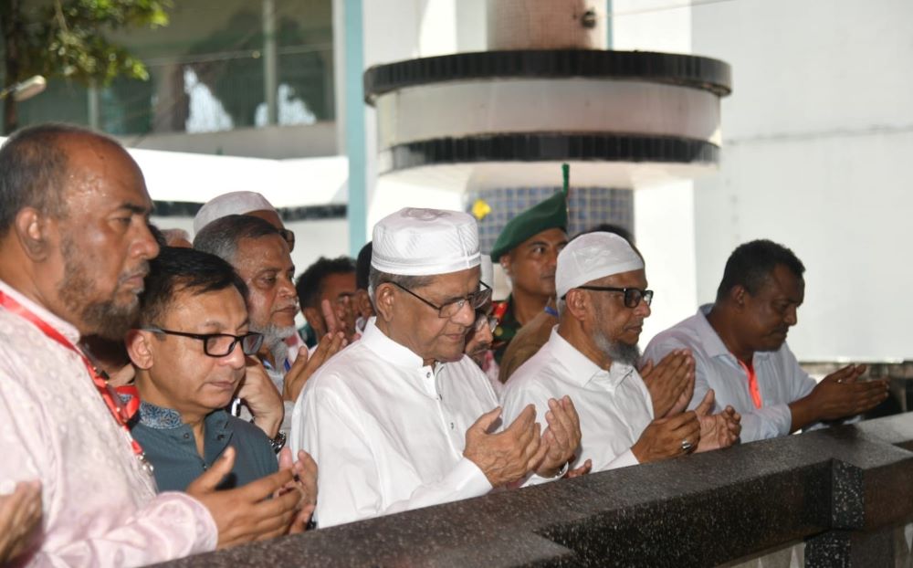 সিলেটে হজরত শাহজালাল ও হজরত শাহপরান মাজার জিয়ারত করলেন রাষ্ট্রপতি
