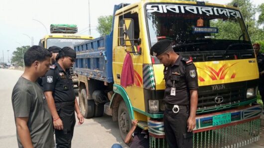 সিলেটে এসআরবি ও পরিবেশ অধিদপ্তরের অভিযানে ১৪ ট্রাক চালকের জরিমানা