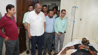 ওসমানী হাসপাতালে হামলায় আহত সাংবাদিককে দেখতে গেলেন সিসিক প্রশাসক